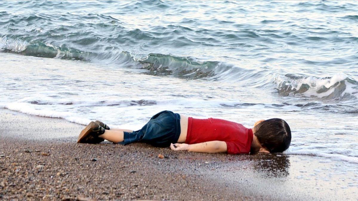 El cuerpo de Aylan Shenu, el niño kurdo que apareció ahogado en septiembre del 2015 en una playa turca.