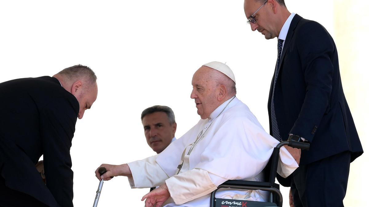 El papa Francisco en silla de ruedas.