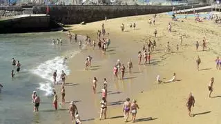 El verano resiste con playas llenas en A Coruña: esta es la previsión de sol (y también lluvia)