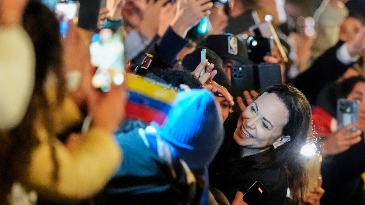 La ganadora del Premio Nobel de la Paz Maria Corina Machado con la multitud reunida frente al Grand Hotel, en Oslo, Noruega, el jueves por la mañana, diciembre. 11, 2025. (Lise Åserud/NTB Scanpix vía AP).