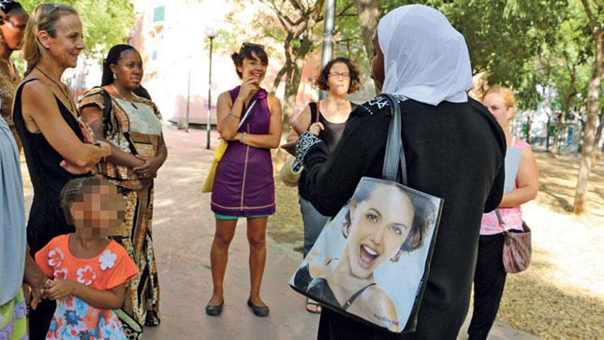 Un grupo de mujeres en el parque de Orson Welles durante el recorrido del proyecto de inclusión desarrollado en Son Gotleu.