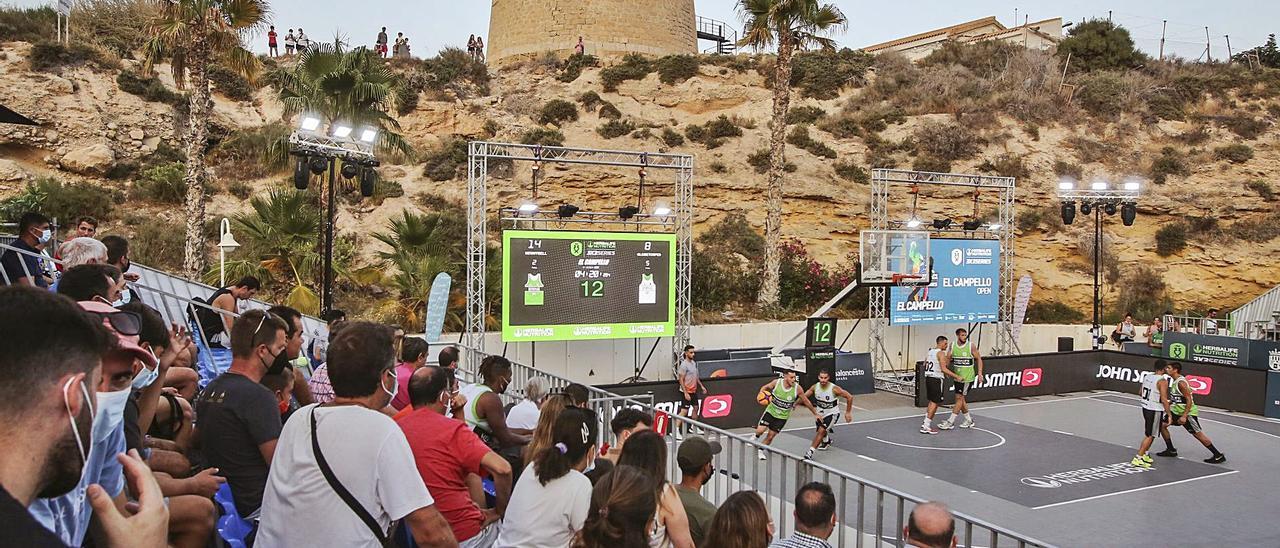 Imágenes del torneo 3x3 de El Campello, ayer, con las gradas llenas.