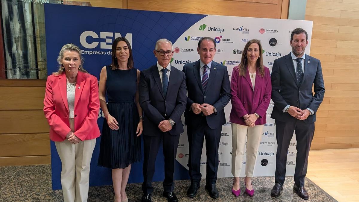 El foro 'Nuevos retos' de la CEM se ha celebrado este martes en el salón de actos de la sede central de Unicaja. El CEO de Unicaja, Isidro Rubiales, y el presidente de la CEM, Javier González de Lara, en el centro de la imagen.