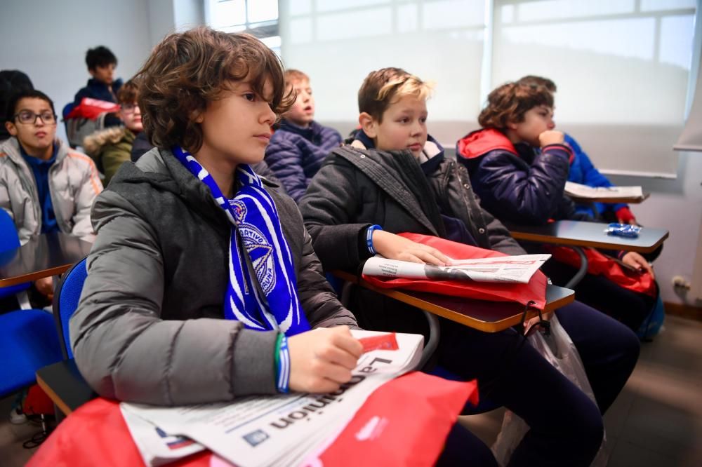 Los escolares visitaron las instalaciones deportivas de Abegondo, profundizaron en la historia del club de la mano del periodista Carlos Miranda y conocieron a los jugadores Saúl e Iris.