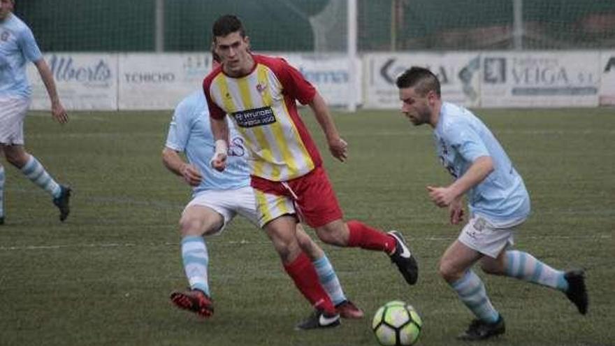 Castilla conduce el balón en el duelo de ayer. // Santos Álvarez