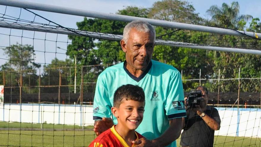 Carlos Peruena, con un niño del Club Español en el que trabaja, en una foto reciente hecha en Venezuela.