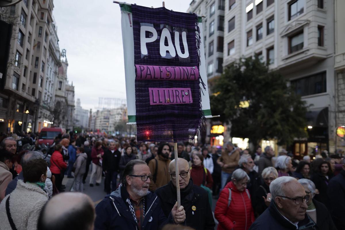 Manifestantes recorren las calles de València en la protesta del 'No a la guerra'