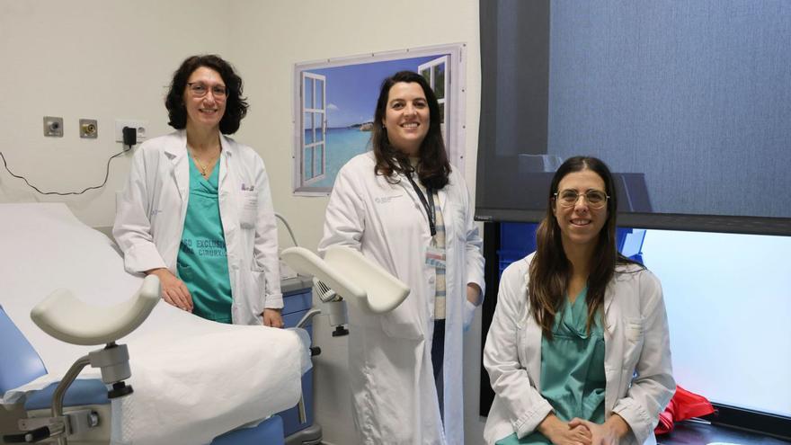 Desde la izq., las doctoras María Vieitez, Vanesa García y Laura Nieto, de la unidad del Chuvi.