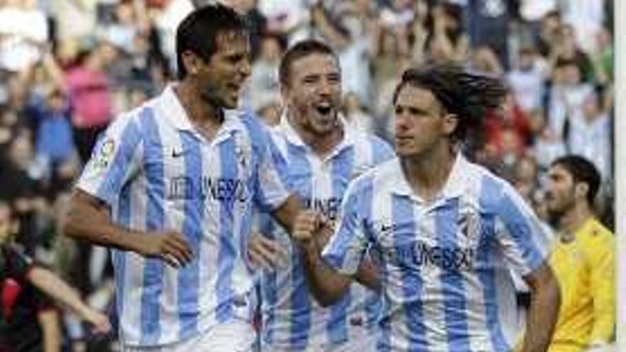 Santa Cruz y Martín Demichelis celebran un gol con Camacho.