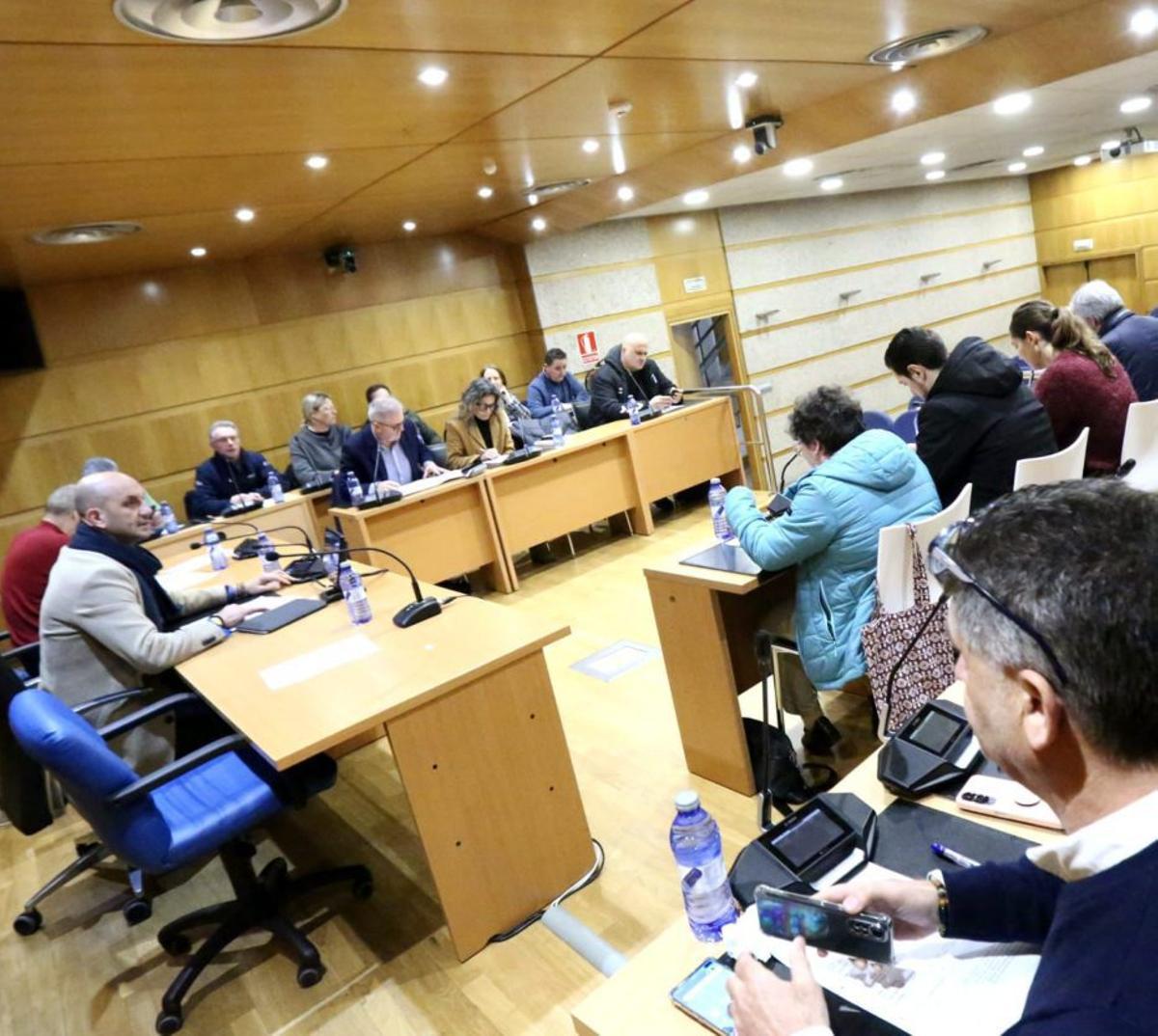 El alcalde, Alejandro Lorenzo, preside el pleno de la Corporación. | D.P.