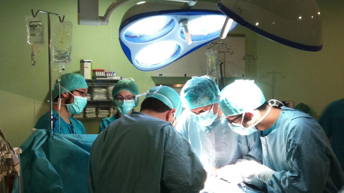 Operación de un trasplante renal en un quirófano.