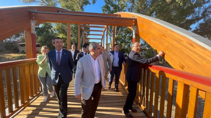 Álora recupera la pasarela peatonal de 90 metros sobre el río Guadalhorce