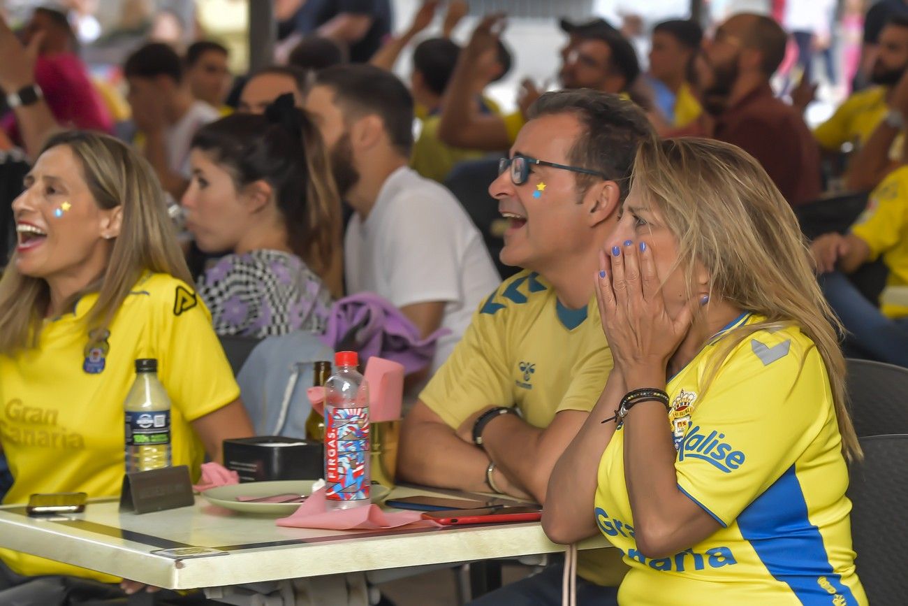 Aficionados de la UD ven la retransmisión del derbi canario en el Pilar