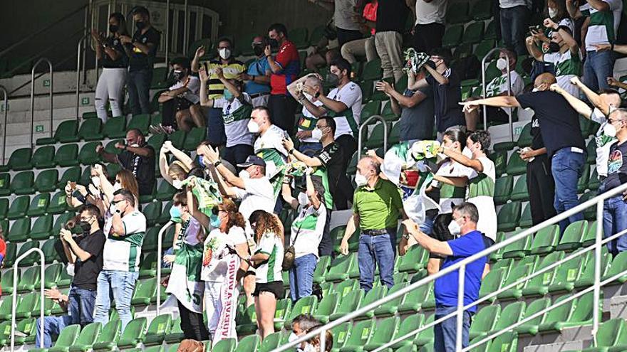 Seguidores del Elche aplauden una acción del equipo. | MATÍAS SEGARRA