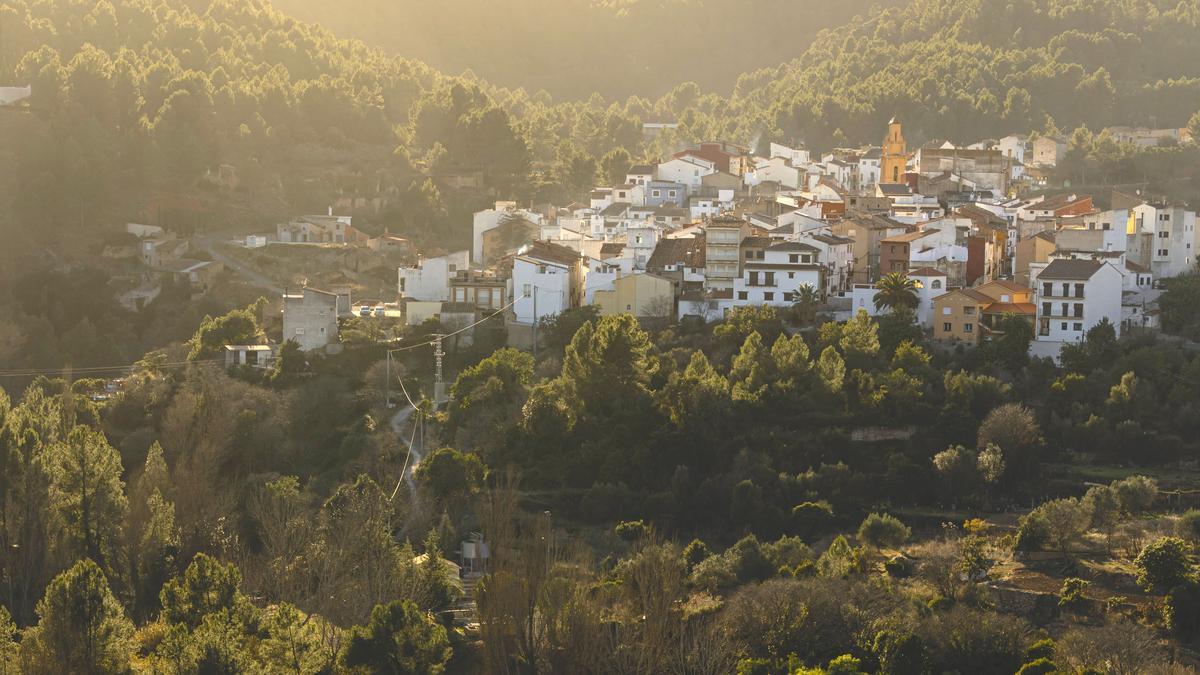 Vista del pueblo desde el mirador Collado Blanco al atardecer