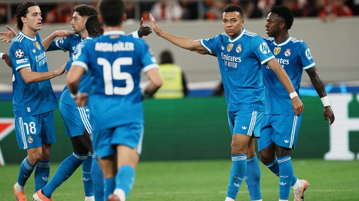 Mbappé celebra un gol con sus compañeros.