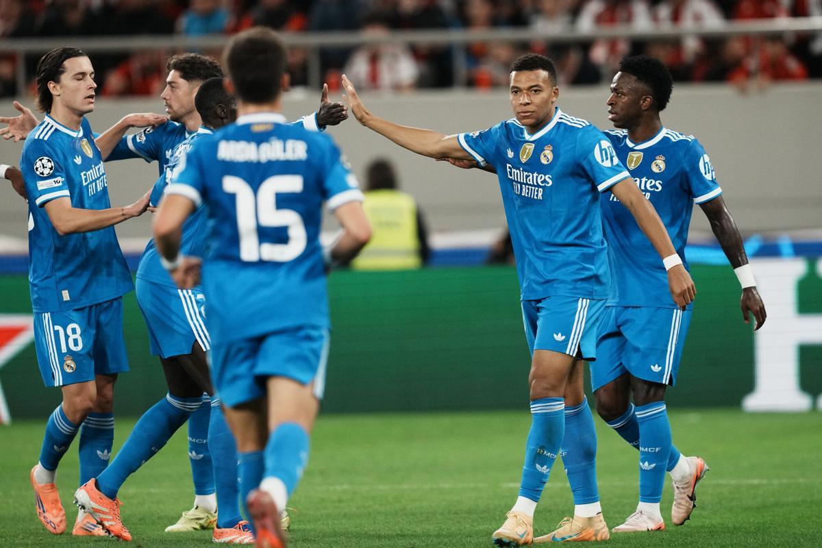 Mbappé celebra un gol con sus compañeros.