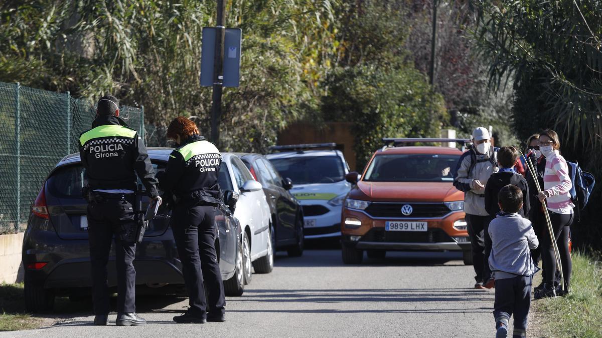 Dos agents de la policia municipal posant una multa de trànsit.