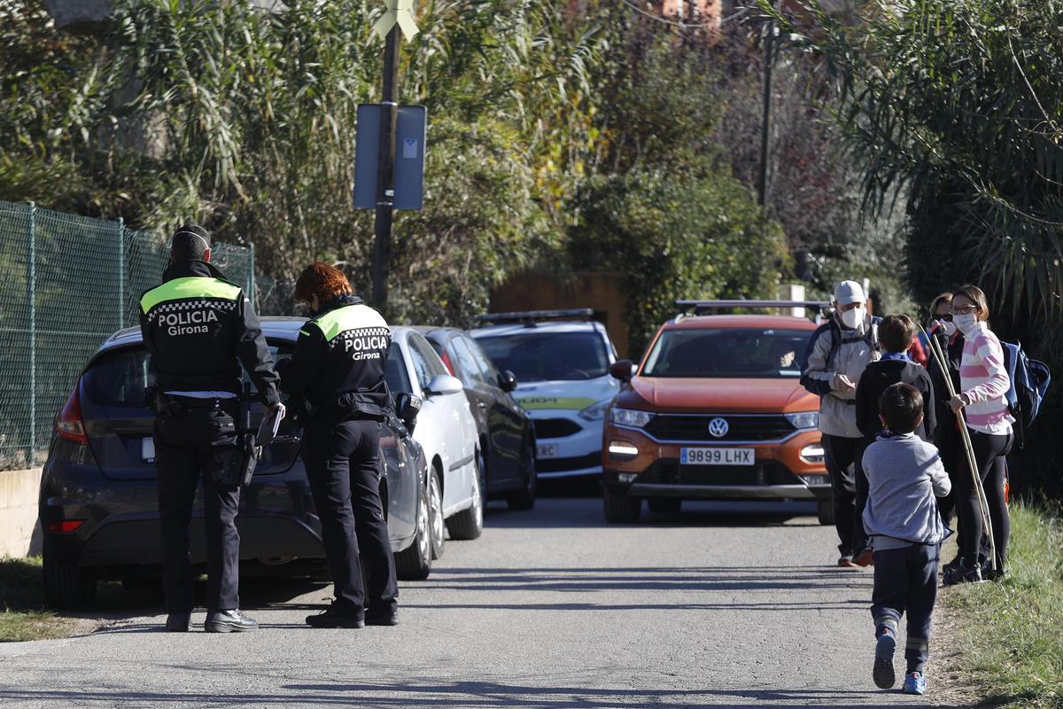 Dos agents de la policia municipal posant una multa de trànsit.