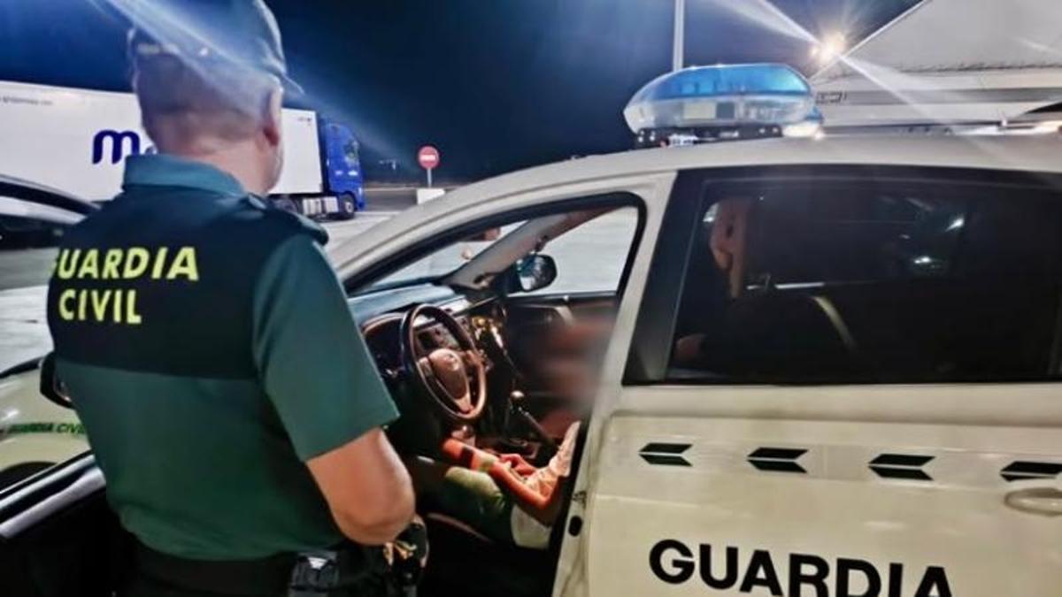 Un instante del suceso del olvido del menor en una gasolinera.