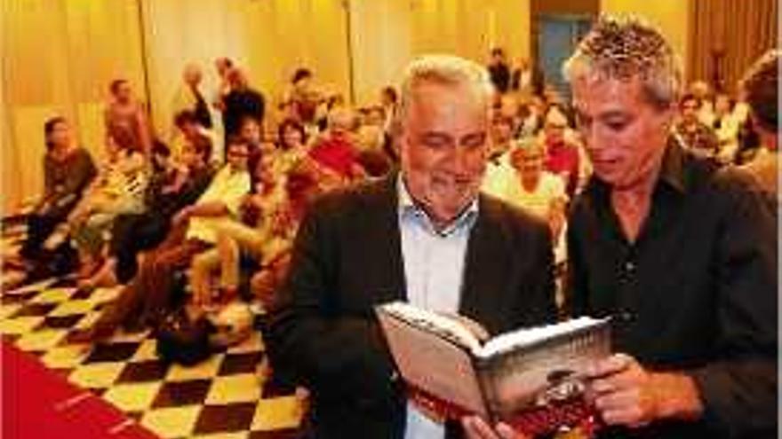 Rafel Nadal i Albert Om presenten el llibre al Saló de Descans.