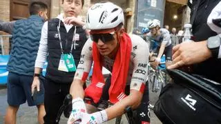 La Itzulia pierde a una de sus grandes estrellas: Isaac del Toro abandona tras sufrir una dura caída