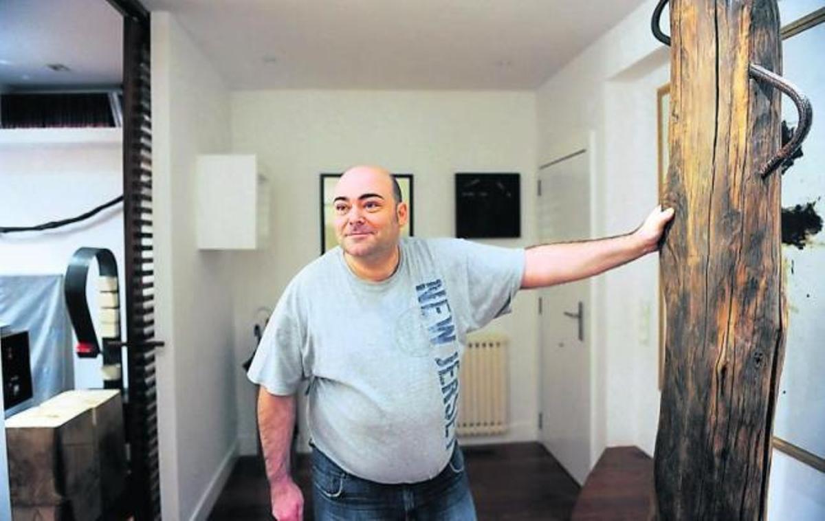 Un tipo normal con un bastón de mando