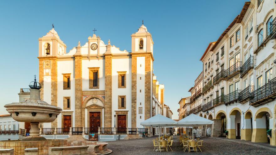 Évora es una ciudad portuguesa con mucha historia.