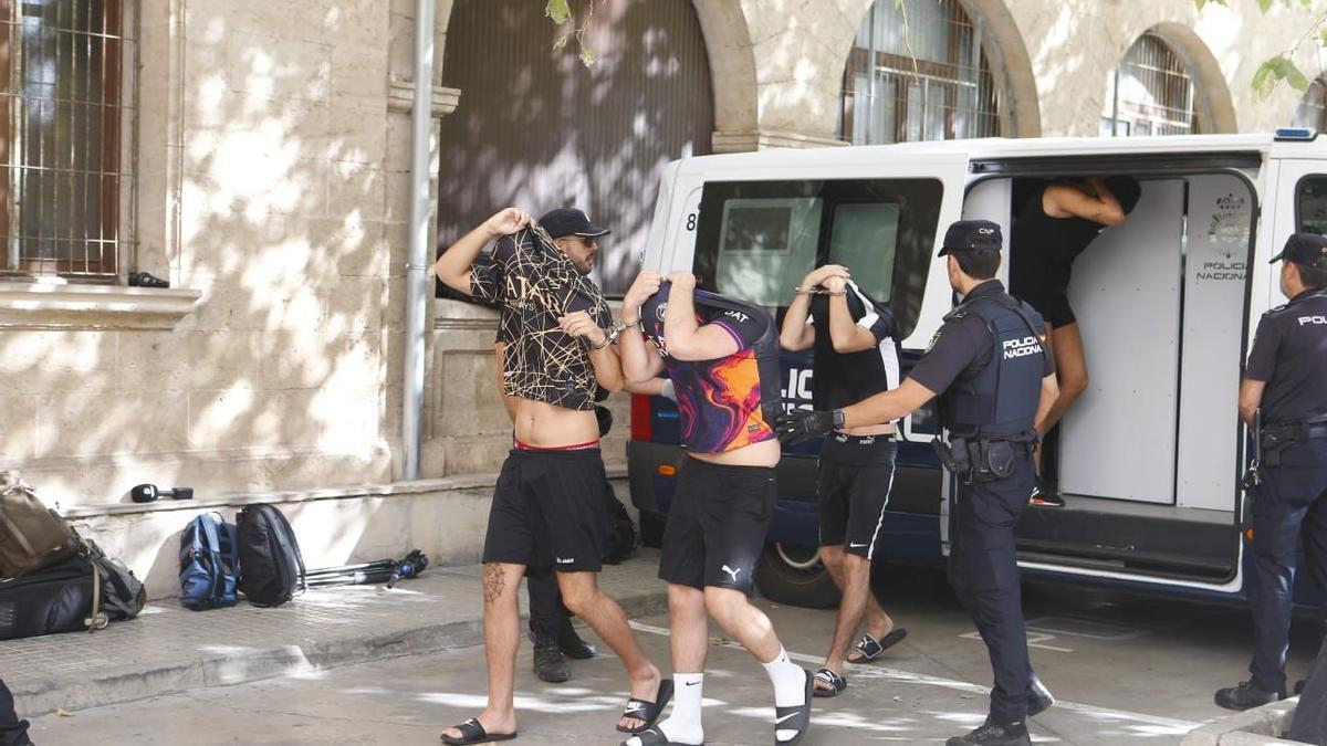 Puesta a disposición judicial de los miembros de la 'manada alemana' en el juzgado de guardia.