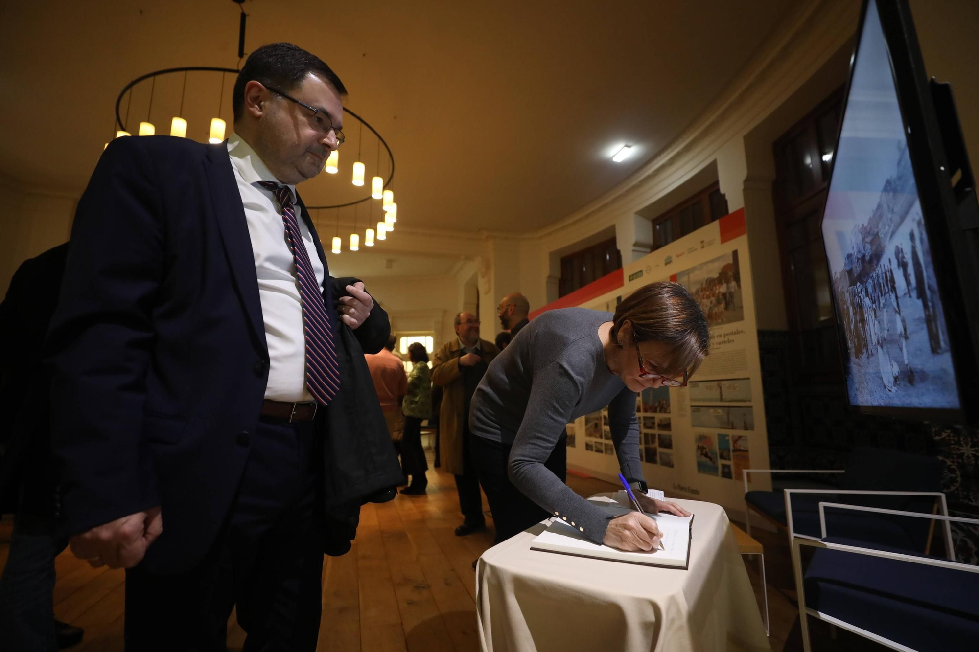 Visitantes en la exposición "Guardianes del tiempo" organizada por LA NUEVA ESPAÑA