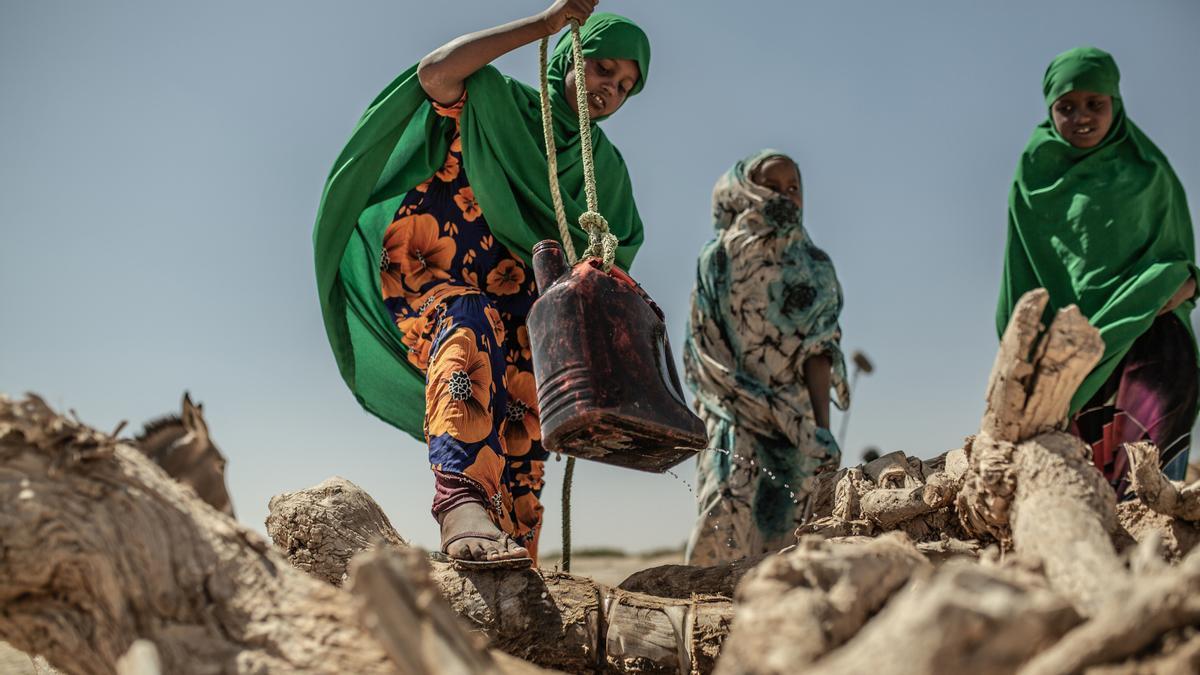 Mujeres sacan agua de un pozo en Somalilandia.