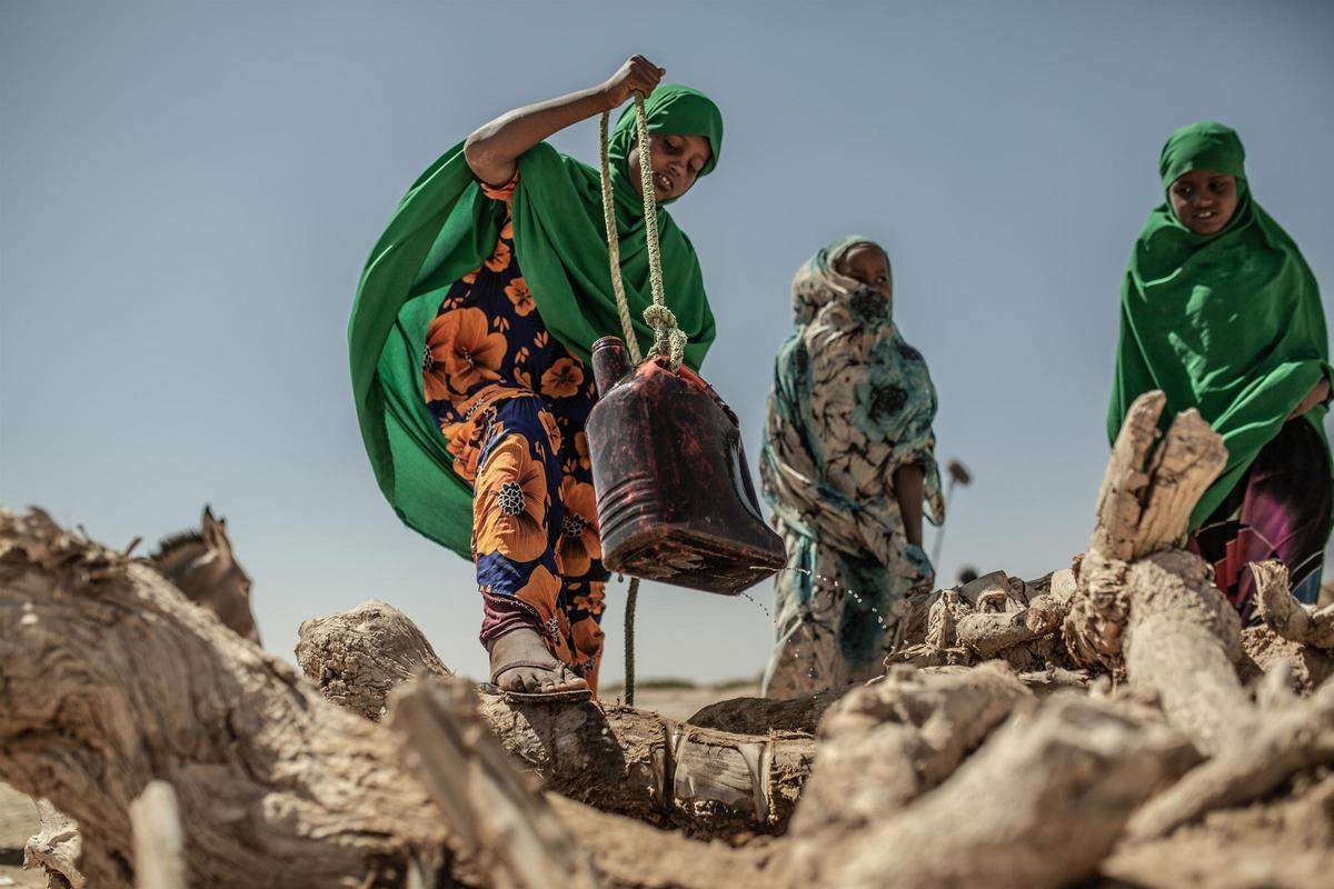 Mujeres sacan agua de un pozo en Somalilandia.