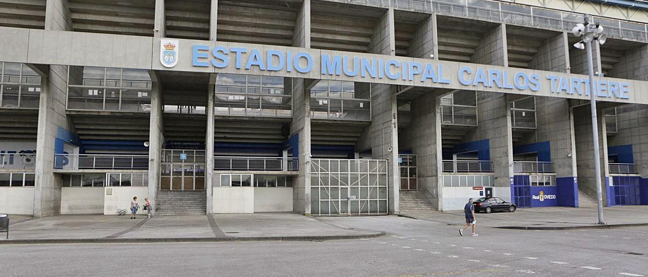 Arriba, la fachada del estadio Carlos Tartiere. Abajo, la fachada del estadio de Riazor, con una  lona comercial.
| Fernando Rodríguez