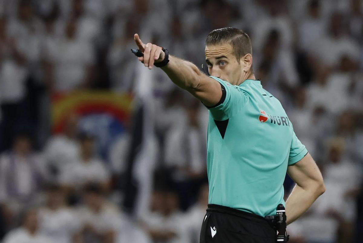Alberola Rojas arbitrando un encuentro