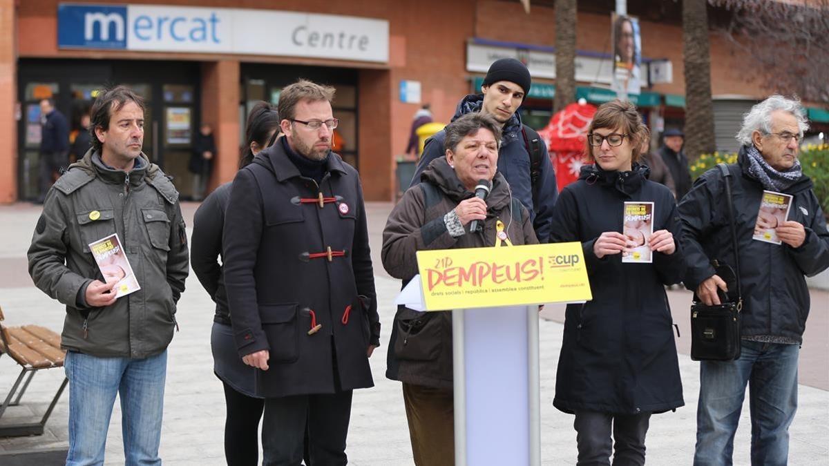 Acto de la CUP Crida Constituent frente el Mercat Central de Cornellà.