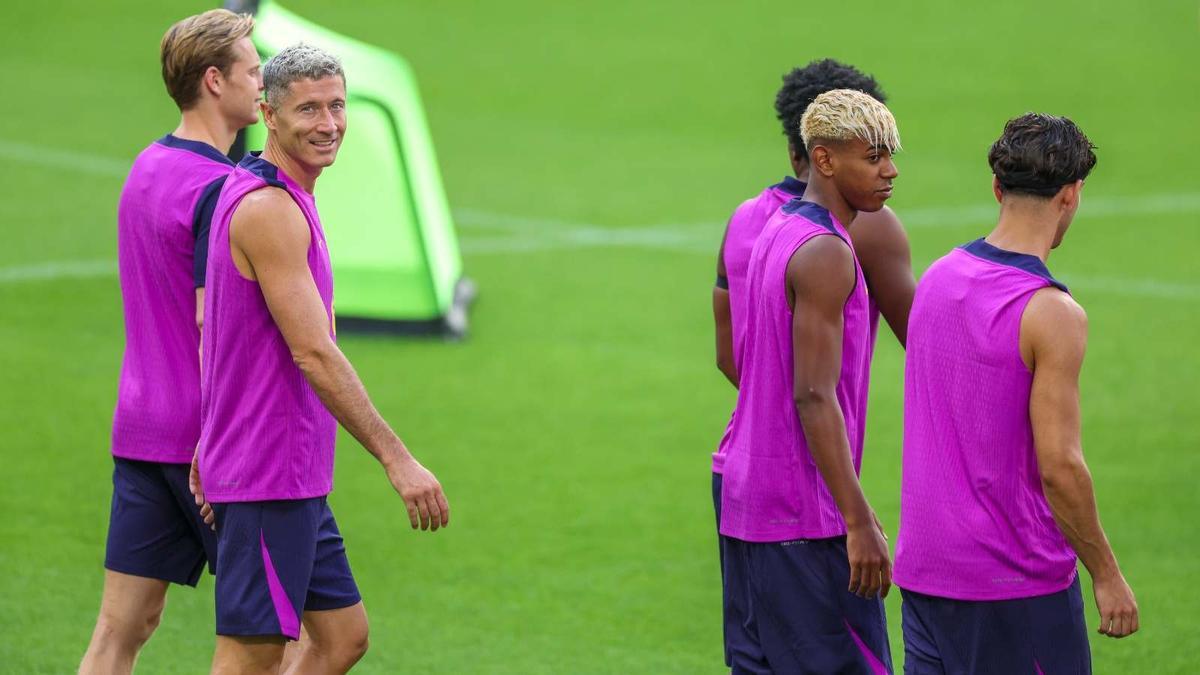 Lewandowski, en el primer entrenamiento en el Noveir Stadium de Kobe