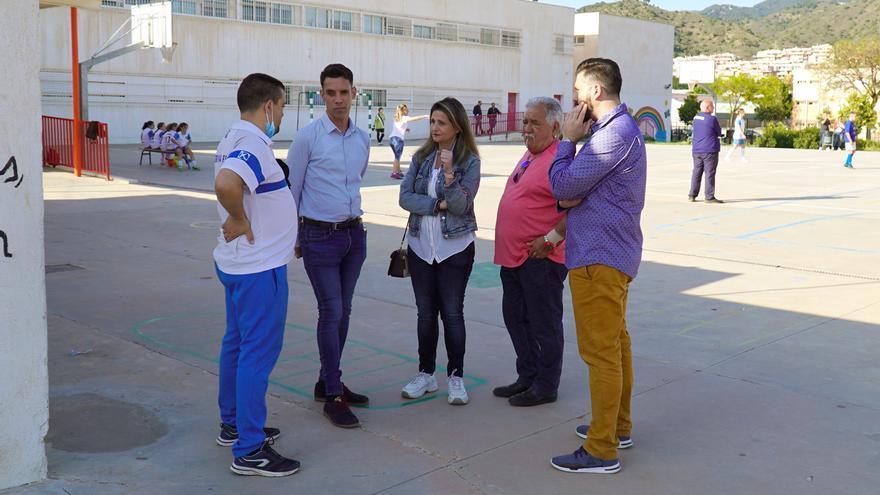 Los concejales socialistas en el Ayuntamiento de Málaga Lorena Dona y Pablo Orellana en un entreno de fúbol sala