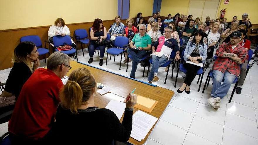 Una de las asambleas informativas celebradas por los afectados de iDental, en la Casa Sindical.