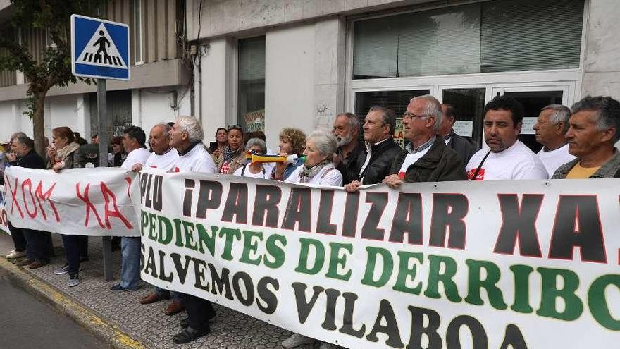 Los vecinos de Vilaboa y el alcalde protestando ayer ante el Parlamento gallego. // Xoán Álvarez