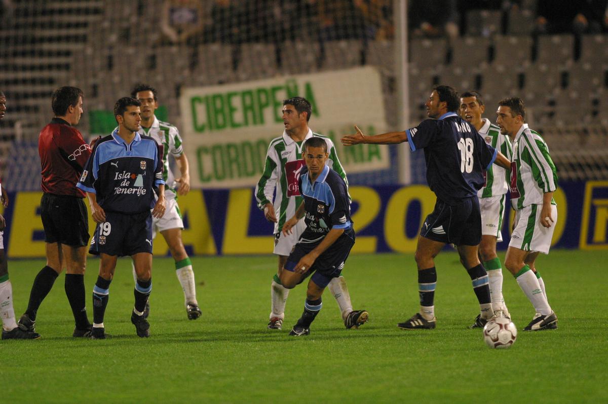 Iván Ania y varios jugadores del Córdoba CF, tras una falta a favor del Tenerife, aquel 4 de enero del 2003.
