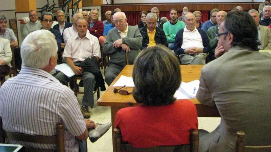 Reunión entre los representantes legales y los expropiados en el año 2013.