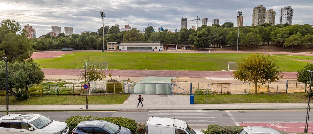 Vista aérea de la pista de atletismo de Foietes, que en la actualidad presenta un notable deterioro y que el Ayuntamiento va a sustituir por dos campos de fútbol de césped artificial.