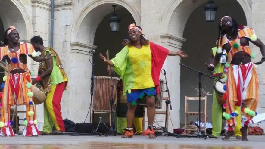 El grupo Kirama Kergui en plena actuación.