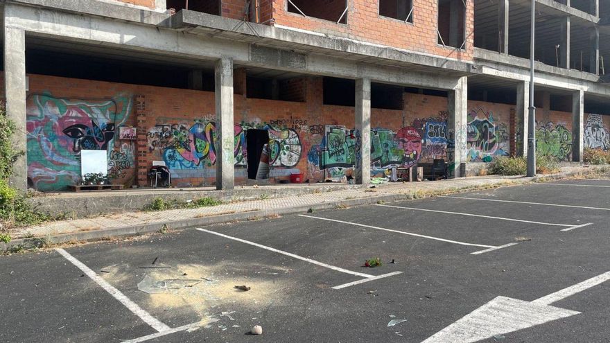 Enseres delante de la entrada a un bajo en el edificio okupado en la calle Álvaro Cunqueiro.