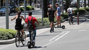 Bicis y patinetes eléctricos, compartiendo carril en la Diagonal.  / RICARD CUGAT
