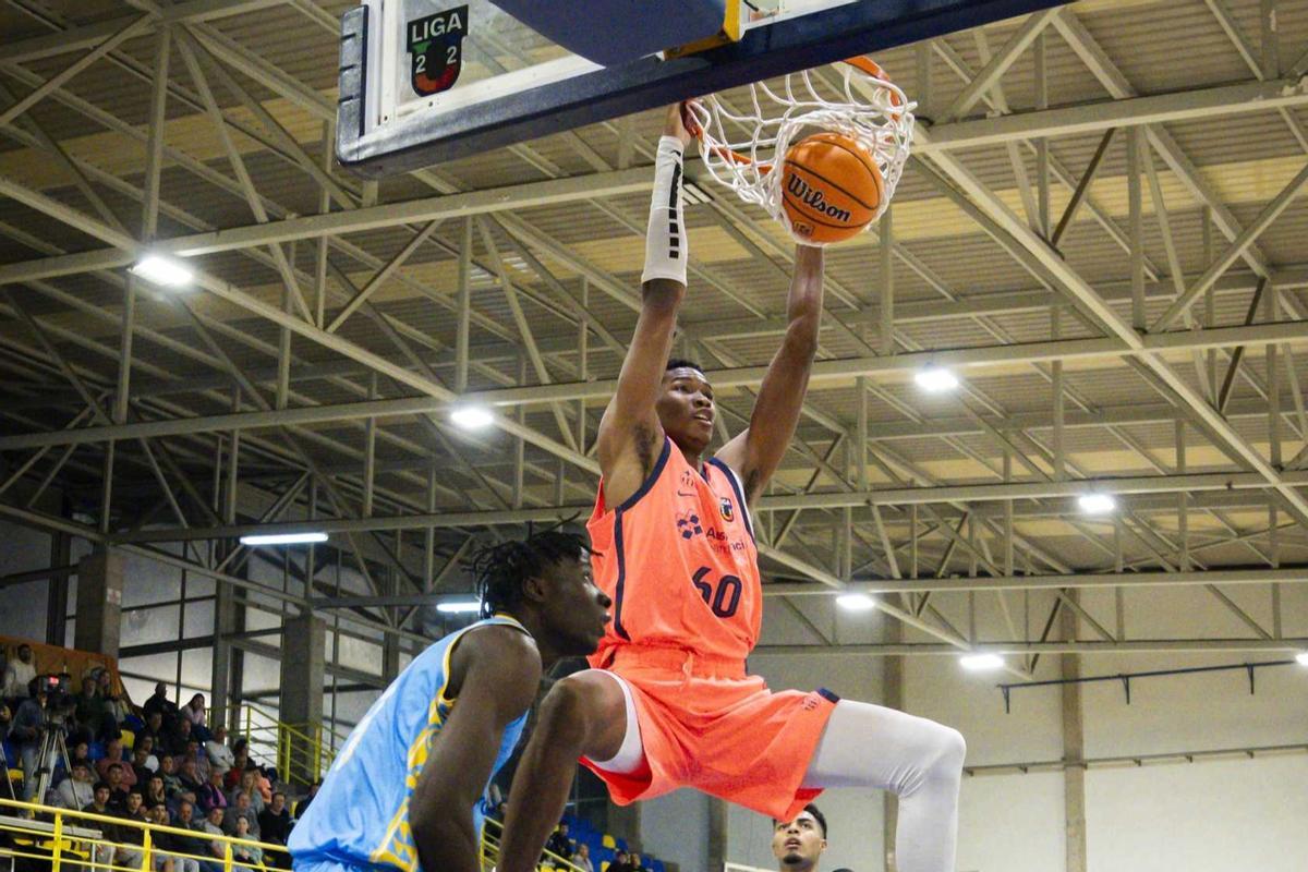 Dabone machaca el aro del Gran Canaria en el encuentro de la Liga U