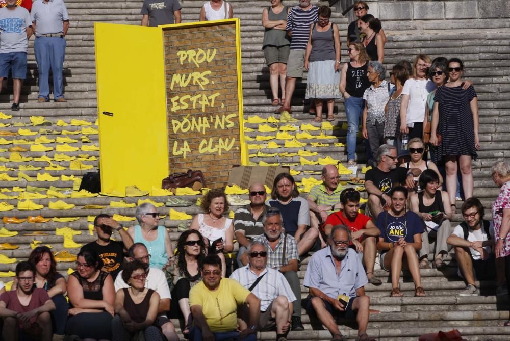 Art davant de la catedral de Girona en suport dels refugiats