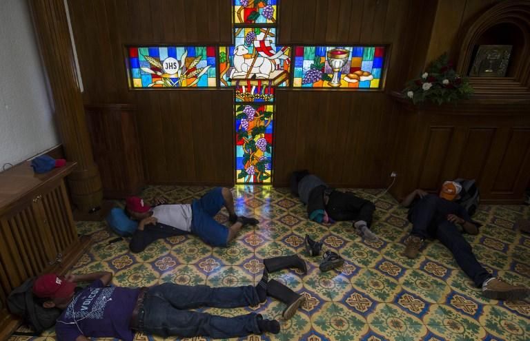 Campesinos pasando la noche en la Catedral Metropolitana de Managua / AFP PHOTO / INTI OCON