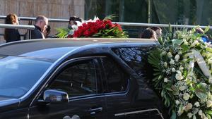 Coche fúnebre junto a un tanatorio de Barcelona.