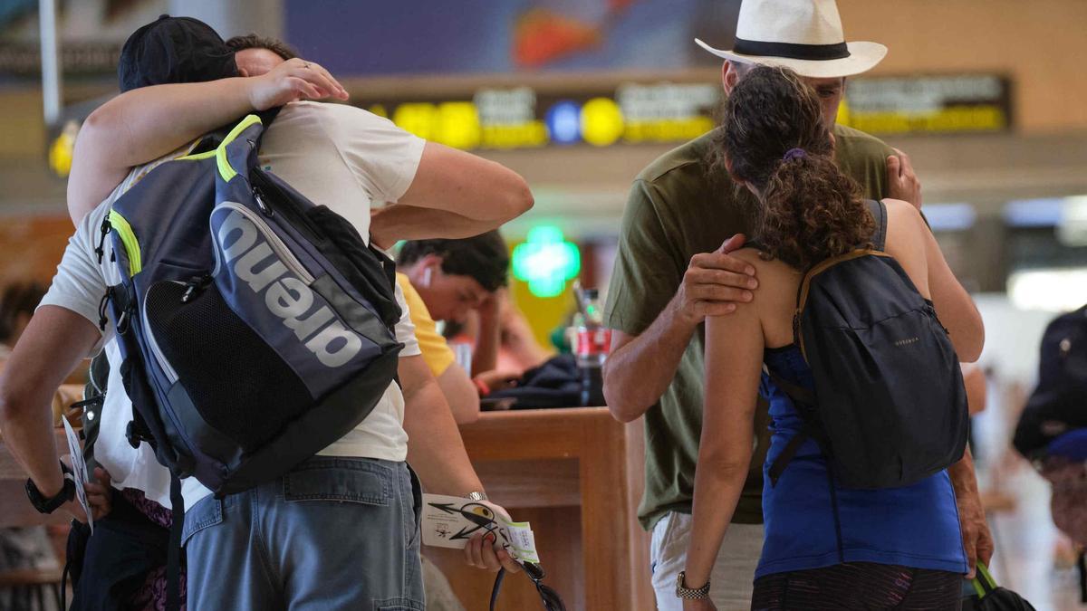 Un instante de una despedida en uno de los aeropuertos de Canarias.